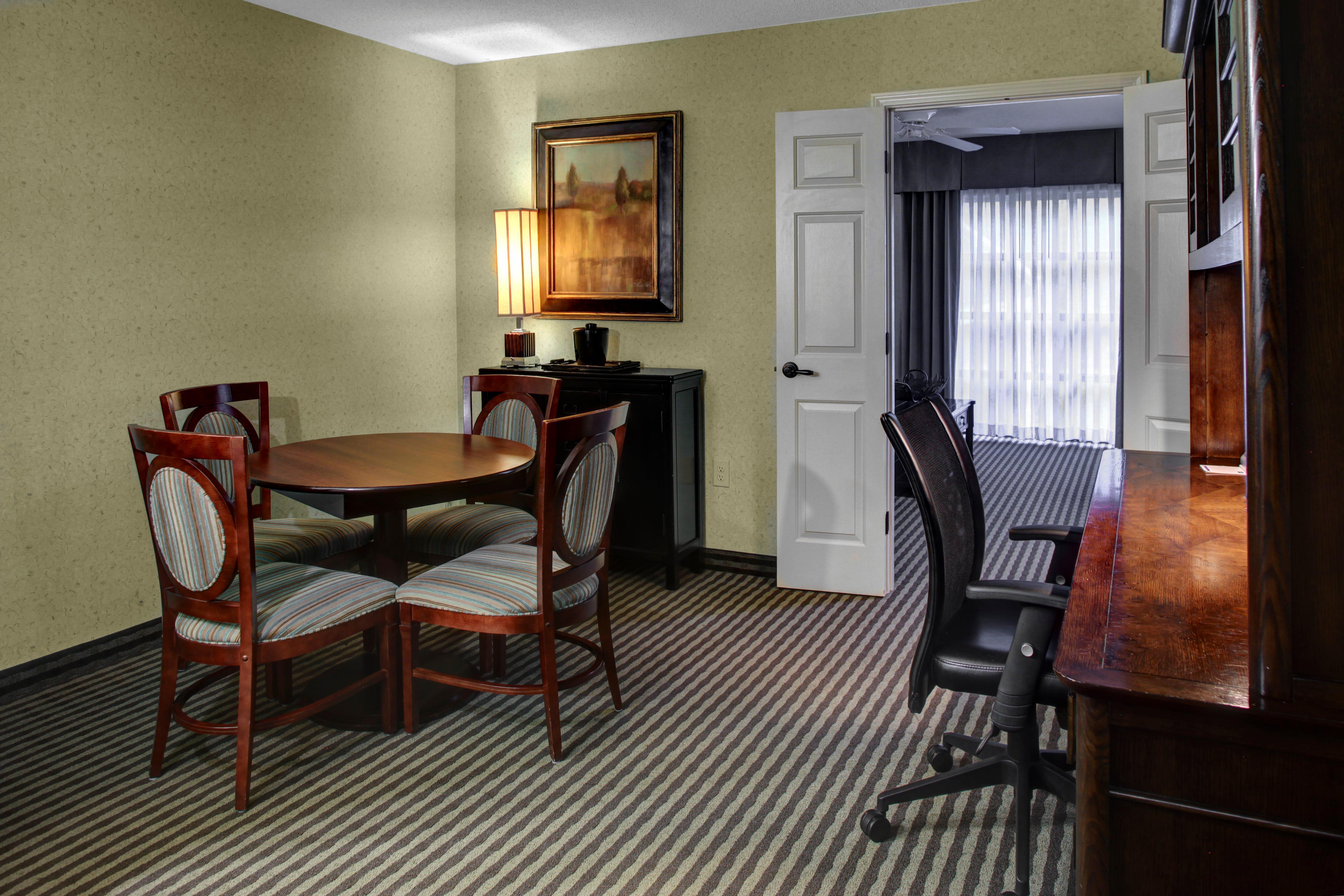 Holiday Inn Express Hotel & Suites Atlanta Buckhead By Ihg Exterior foto
